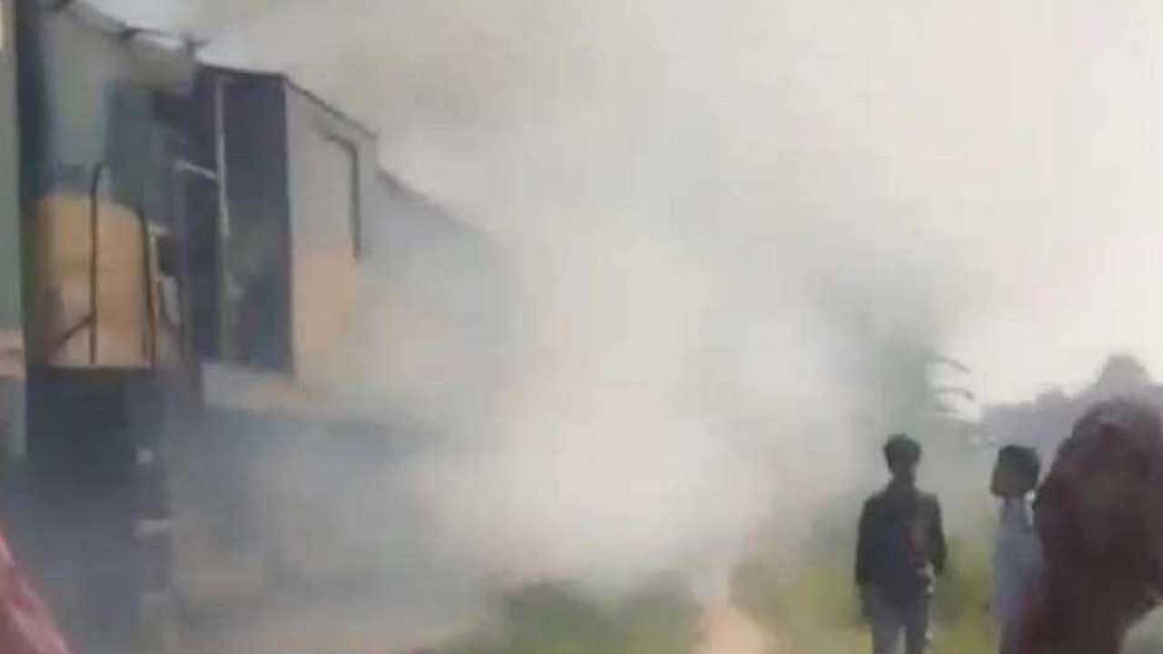 ট্রেনের ইঞ্জিনে আগুন, রেল যোগাযোগ বন্ধ